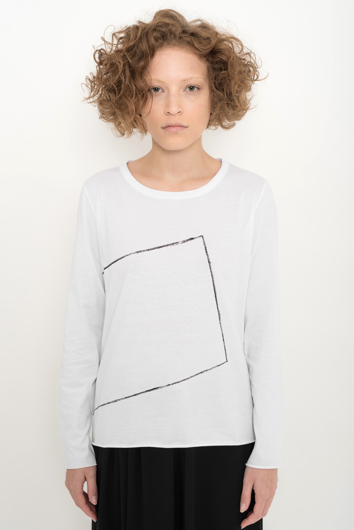 camiseta manga cumprida em algodão pima e desenho geométrico