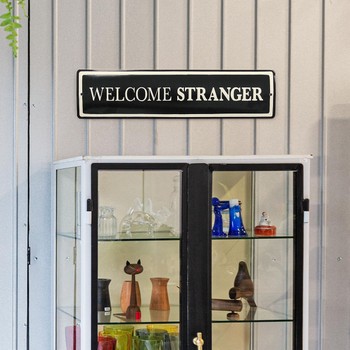Foto do produto Placa Welcome Stranger